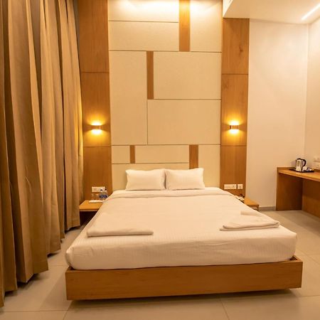 Отель Rathna Residency - Near Us Consulate Ченнаи Экстерьер фото